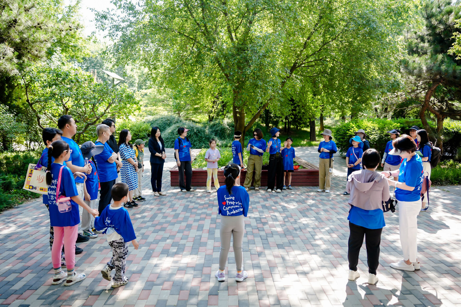 Exploring Nature with the Community